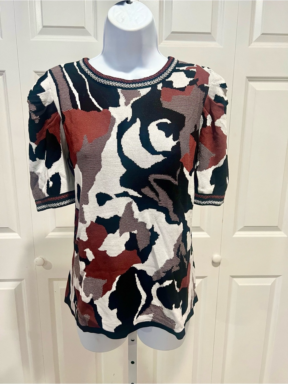 1 Chico's Abstract Crewneck Short Sleeve Top in Black, White & Rust